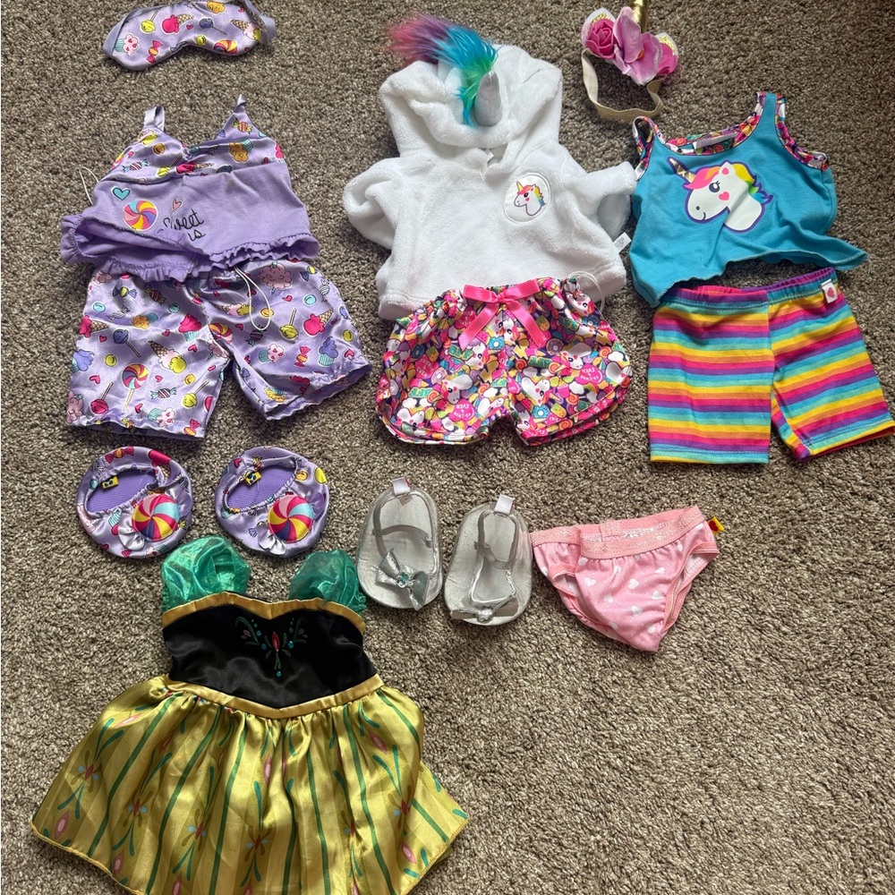 Build a bear lot over 10 pieces $80 retail